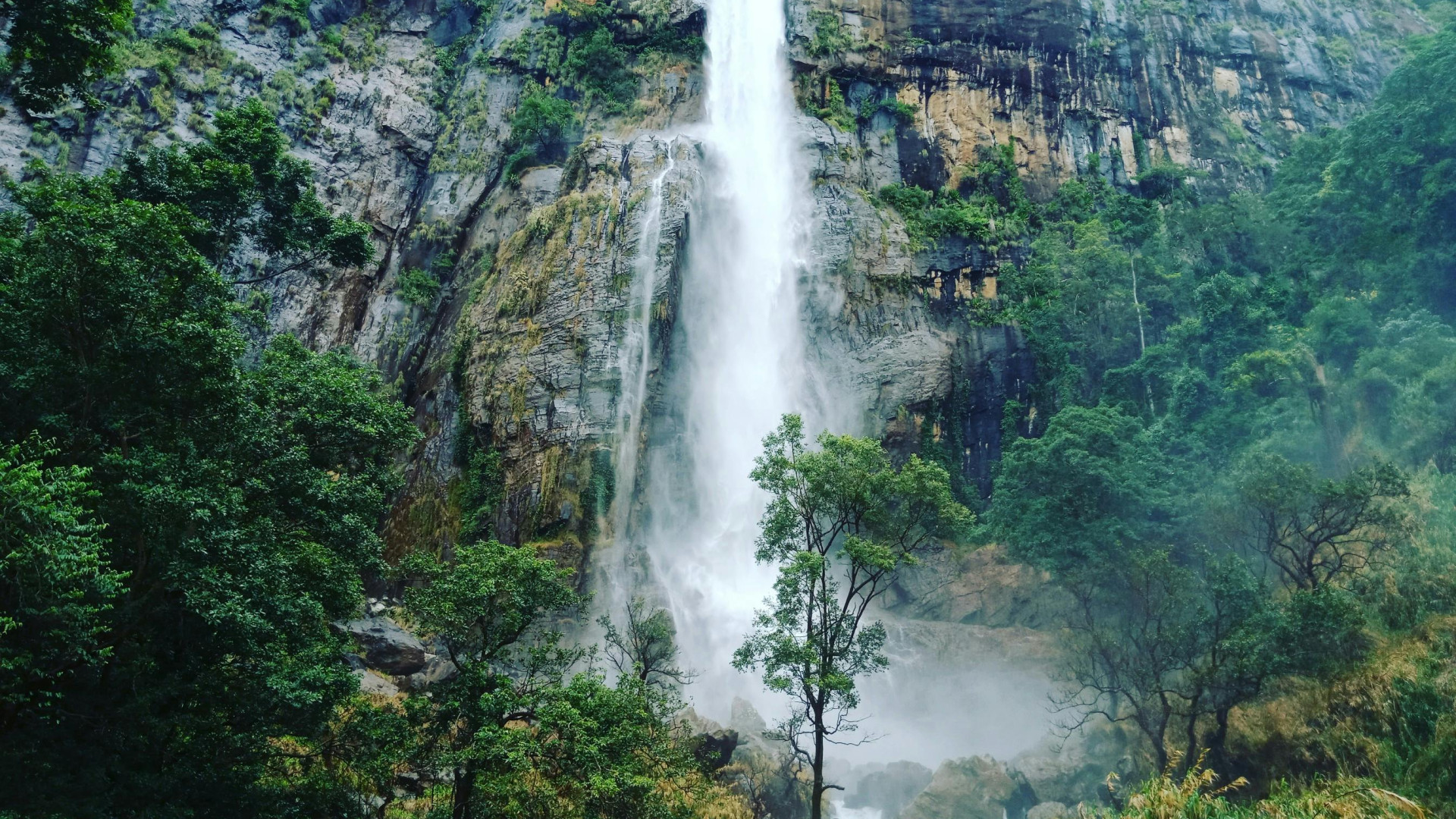 Diyaluma Falls